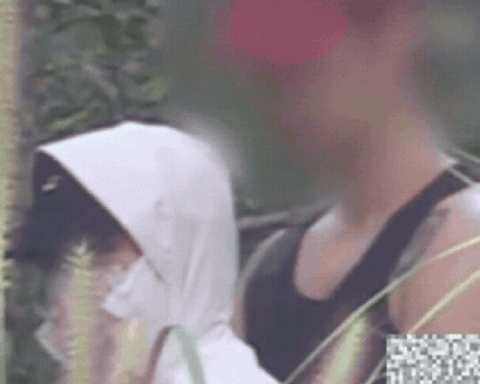 Nữ diễn viên dính scandal ngoại tình trùm kín mít ở công viên, 2 tháng trước vừa bại lộ chuyện có con 3 tuổi