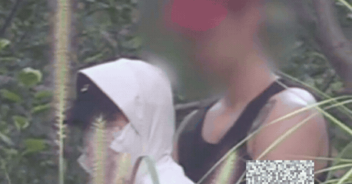 Nữ diễn viên dính scandal ngoại tình trùm kín mít ở công viên, 2 tháng trước vừa bại lộ chuyện có con 3 tuổi
