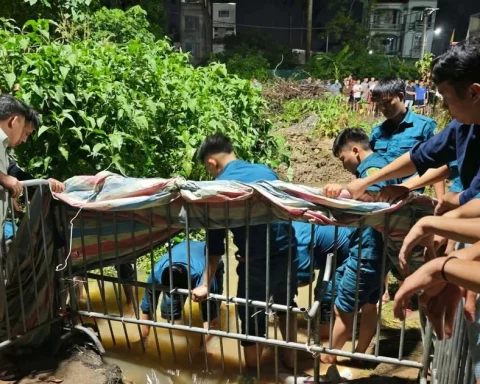 Xuyên đêm tìm kiếm nam sinh nghi mất tích khi qua đường ngập, xe máy mắc miệng cống