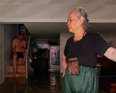 Hà Nội: 5 ngày người dân Tứ Liên sống chật vật trong cảnh ngập lụt