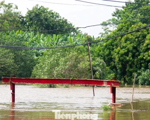 3 cây cầu ‘mất dấu’ trong nước lũ, người dân Hà Nội phải đi vòng 10 km để sang sông
