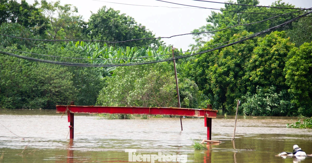 3 cây cầu ‘mất dấu’ trong nước lũ, người dân Hà Nội phải đi vòng 10 km để sang sông