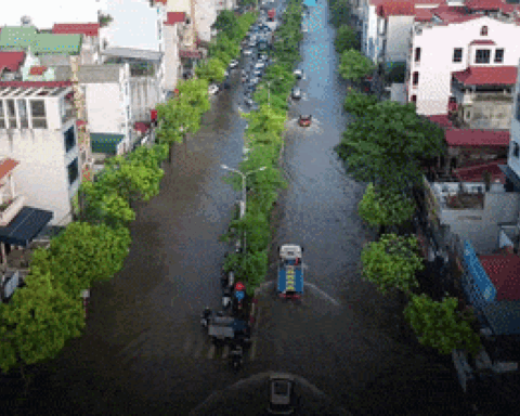 Quốc lộ 32 ngập dài 1,5km, nhiều xe chết máy