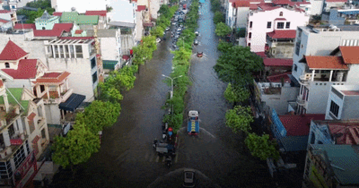 Quốc lộ 32 ngập dài 1,5km, nhiều xe chết máy