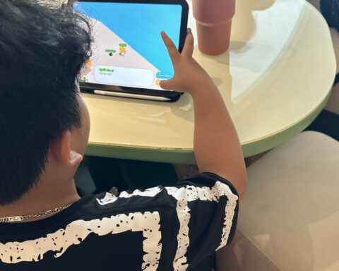 Trẻ dùng thiết bị điện tử sớm có thể chậm phát triển ngôn ngữ