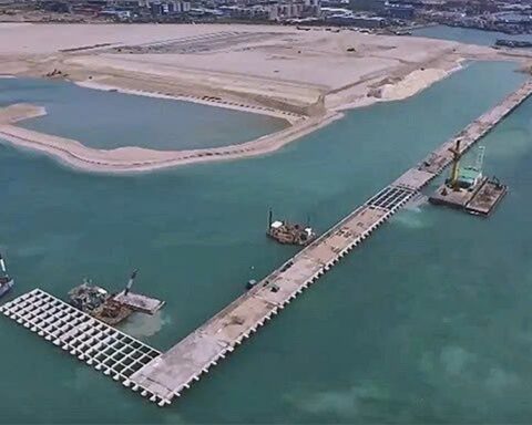 Phát hiện hàng rào bê tông cao 28m chạy dài 8,6km dưới biển, làm lung lay vị trí số 1 của Trung Quốc, dự án 40 tỷ USD gây choáng