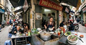 Những bát bún 10.000 đồng giữa chợ Hà Nội