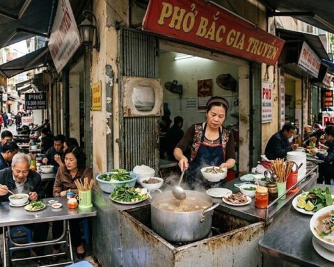 Những bát bún 10.000 đồng giữa chợ Hà Nội