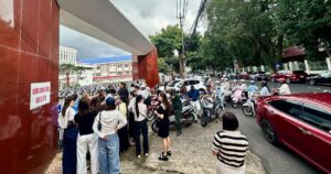 Đắk Lắk: Đến họp phụ huynh trễ, nhiều người phải đứng ngoài cổng trường