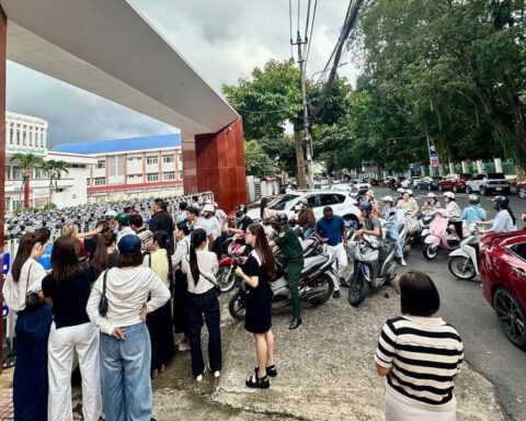 Đắk Lắk: Đến họp phụ huynh trễ, nhiều người phải đứng ngoài cổng trường