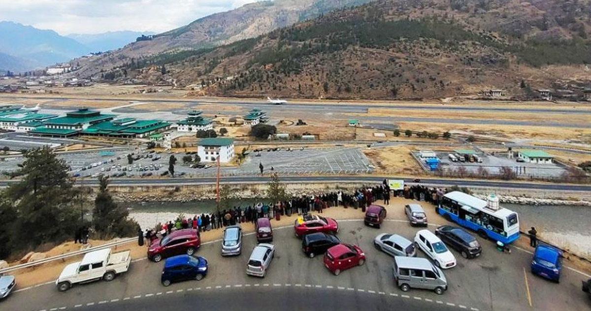 Nhiều người lũ lượt rời khỏi ‘quốc gia hạnh phúc nhất thế giới’