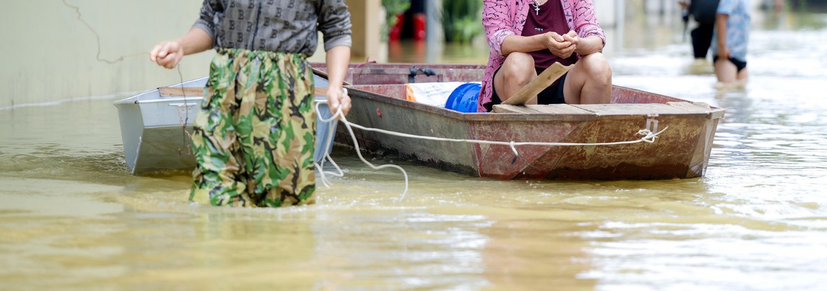 Biển nước bủa vây ngoại thành Hà Nội, hàng hóa tiền tỷ chìm trong nước: “Năm nay chẳng nghĩ gì đến Tết”