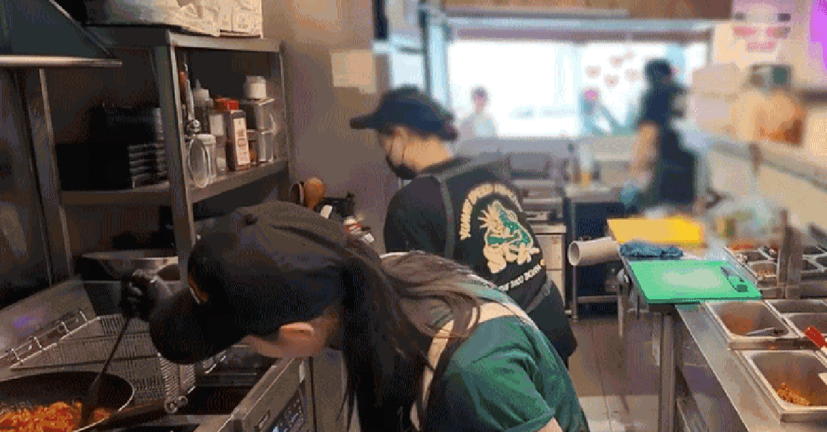 Nữ ca sĩ là thành viên nhóm nhạc nổi tiếng nay mở quán ăn ở phường Anguk, kiếm tiền tỷ mỗi tháng