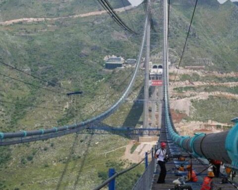 Gió bão giật cấp 14, giàn thép 21.000 tấn rung chuyển nhưng vẫn không dừng thi công, công trình 8.500 tỷ đồng hiện đại nhất thế giới tạo kỳ tích lớn