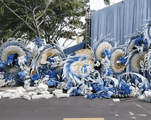 Thiếu gia tiệm vàng miền Tây cưới vợ: Chi vài trăm triệu dựng cổng cưới long – phụng dài 50m, bà con thi nhau đến check-in
