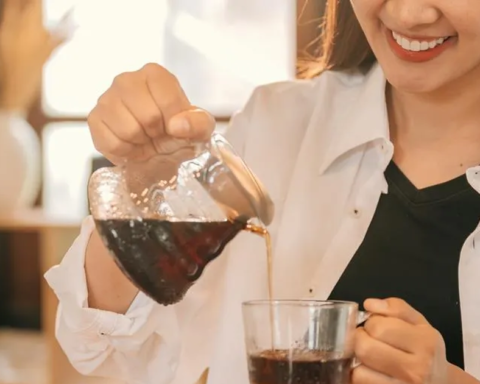 Uống trà mỗi ngày có thể gây hại cho thận? Bác sĩ cảnh báo: Cách uống trà này là nguy hiểm nhất