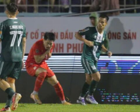 Va chạm ở V.League: Đình Bắc bị cựu sao HAGL giật cùi chỏ