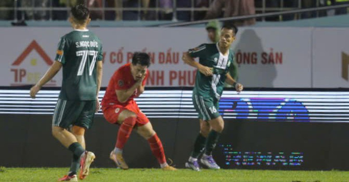 Va chạm ở V.League: Đình Bắc bị cựu sao HAGL giật cùi chỏ