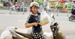 Nữ diễn viên là mẹ đơn thân quê An Giang đi bán cơm, tự đi giao hàng kiếm tiền nuôi con ở TP.HCM