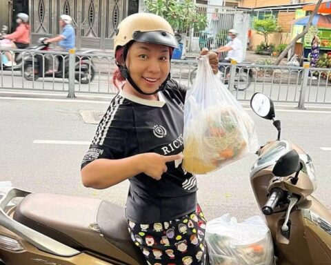 Nữ diễn viên là mẹ đơn thân quê An Giang đi bán cơm, tự đi giao hàng kiếm tiền nuôi con ở TP.HCM