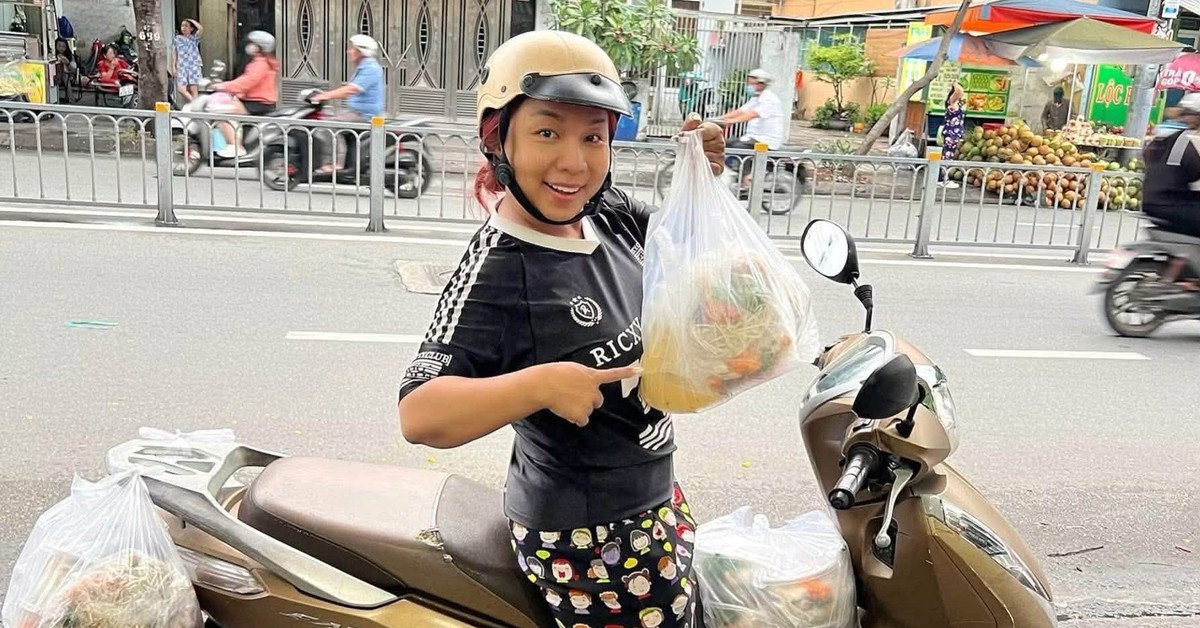 Nữ diễn viên là mẹ đơn thân quê An Giang đi bán cơm, tự đi giao hàng kiếm tiền nuôi con ở TP.HCM