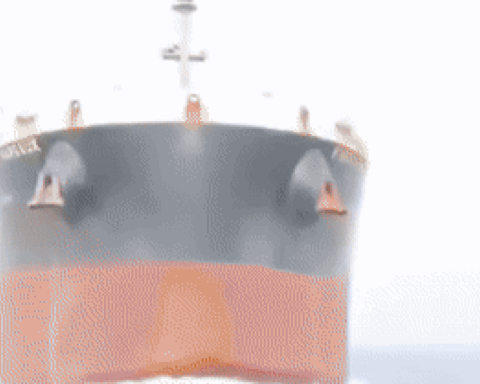 Bị con tàu to như quả núi tông trực diện, thủy thủ đoàn la hét trong hoảng loạn giữa đại dương