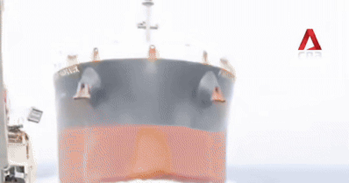 Bị con tàu to như quả núi tông trực diện, thủy thủ đoàn la hét trong hoảng loạn giữa đại dương
