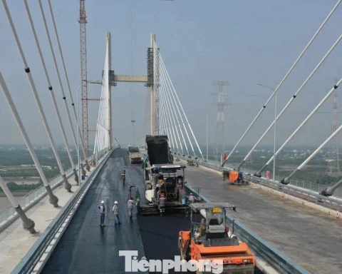 Cầu dây văng thuộc top cao nhất Việt Nam băng băng về đích