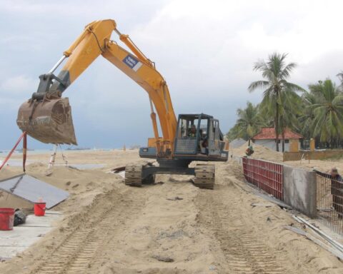 Chạy đua thời gian, tăng tốc dựng bờ kè ngăn xói lở bờ biển đẹp nhất châu Á