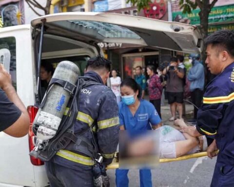 Cháy nhà 4 tầng ở Hà Nội, 5 người mắc kẹt
