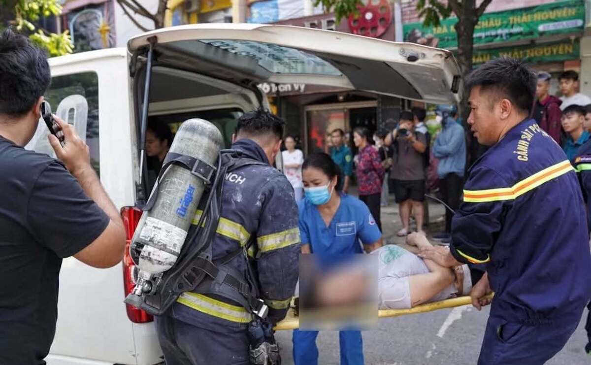 Cháy nhà 4 tầng ở Hà Nội, 5 người mắc kẹt