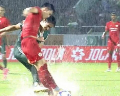 Trai đẹp U23 Việt Nam bị phản ứng dữ dội vì chơi xấu với Đình Bắc