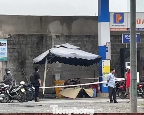 Người đàn ông tử vong bất thường sau khi vào cửa hàng xăng dầu trú mưa