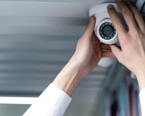 Công an phát thông báo nóng tới người dân đang lắp camera trong nhà