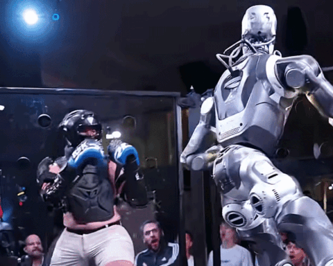 Trận đấu võ đầu tiên giữa con người và robot: Liệu có cân tài cân sức?