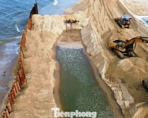 Nhìn gần công trình ‘lá chắn’ 260 tỷ đồng tăng tốc thi công trước biển Thuận An