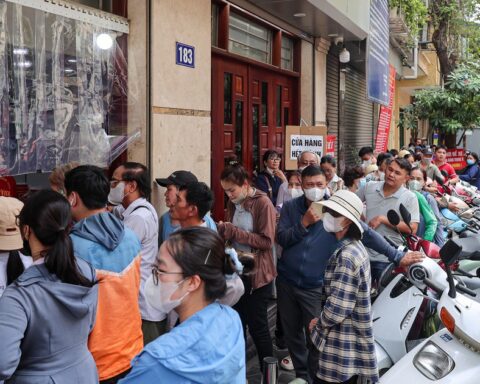 Đi hàng chục km, xếp hàng 3 tiếng chờ mua bánh trung thu truyền thống ở Hà Nội