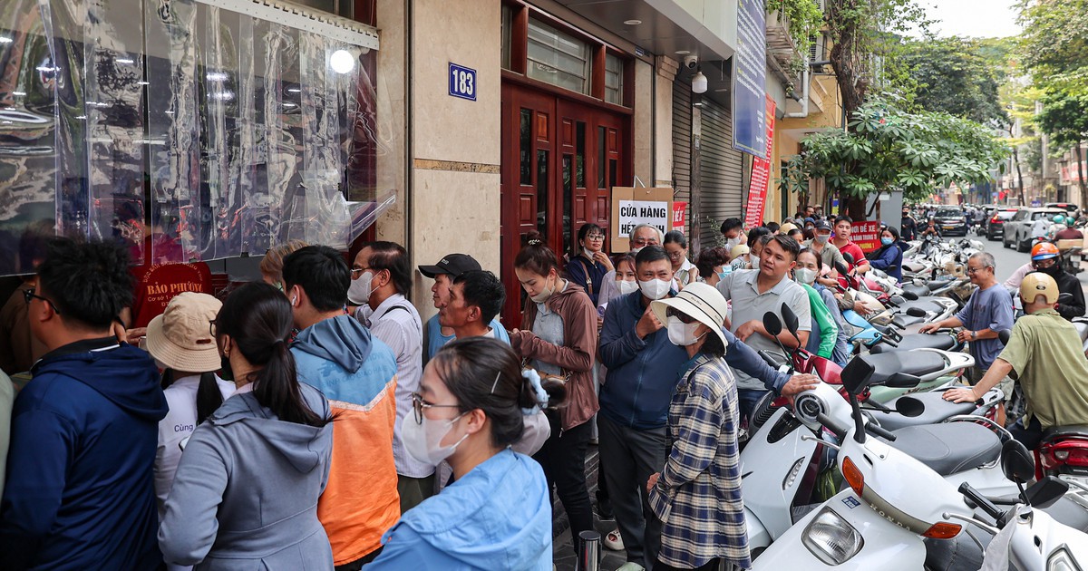 Đi hàng chục km, xếp hàng 3 tiếng chờ mua bánh trung thu truyền thống ở Hà Nội