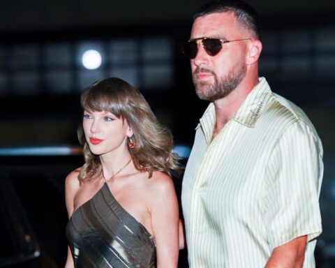 Viral khoảnh khắc Taylor Swift “flex” nhẫn kim cương triệu đô ngay trên sân bóng, tự hào khoe “Chồng chị đó!”