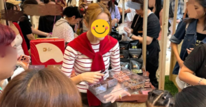 Bắt gặp 1 Chị Đẹp đứng bán bánh kẹo ở siêu thị, kiếm tiền nuôi chồng diễn viên không đóng phim suốt 8 năm qua
