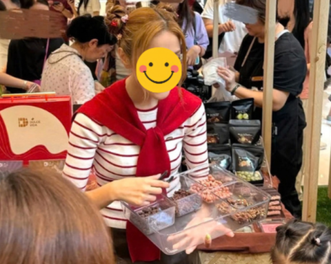 Bắt gặp 1 Chị Đẹp đứng bán bánh kẹo ở siêu thị, kiếm tiền nuôi chồng diễn viên không đóng phim suốt 8 năm qua