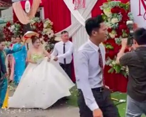 Đám cưới cách nhau 1 bức tường, cô dâu chú rể công khai mối quan hệ khiến cả xóm ngỡ ngàng