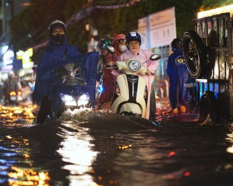 TP.HCM mưa lớn liên tiếp: Dân công sở khổ không ai bằng, tan làm gặp ngập, xe hư, về nhà vẫn còn một “núi” việc