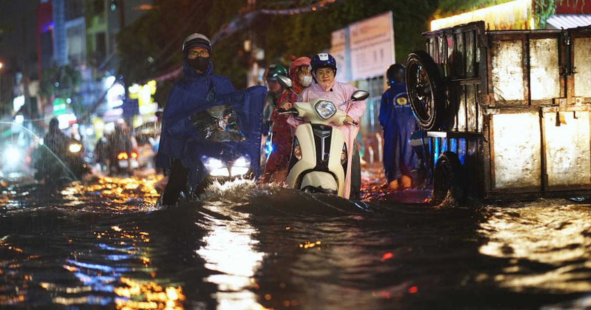 TP.HCM mưa lớn liên tiếp: Dân công sở khổ không ai bằng, tan làm gặp ngập, xe hư, về nhà vẫn còn một “núi” việc