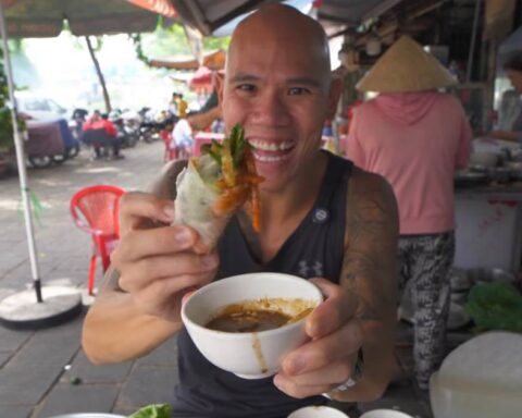 Khách Tây nếm thử món thịt bốc khói tại TP.HCM, ngỡ ngàng vì chén nước chấm đậm màu được pha chế lạ