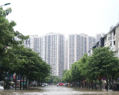 Vì sao khu vực phía Tây Hà Nội liên tục ngập sâu sau mưa lớn?
