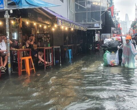 Nhiều tuyến đường trung tâm TP.HCM ngập sâu sau mưa lớn