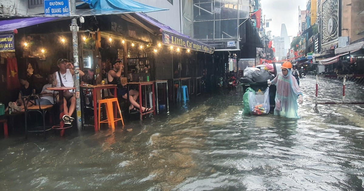 Nhiều tuyến đường trung tâm TP.HCM ngập sâu sau mưa lớn