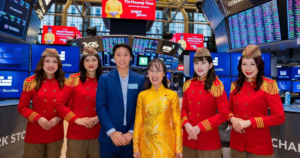 Chân dung thiếu gia sinh năm 2002 cùng tỷ phú Nguyễn Thị Phương Thảo xuất hiện tại Sở Giao dịch Chứng khoán lớn nhất thế giới: Từng học tại Đại học Oxford, khởi nghiệp từ tuổi 17, sở hữu khối tài sản hàng trăm tỷ