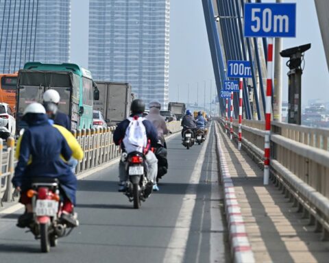 Cầu Nhật Tân được sơn, kẻ loạt biển báo, vạch đo khoảng cách